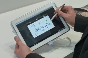 Firma elettronica digitale fatta su tablet